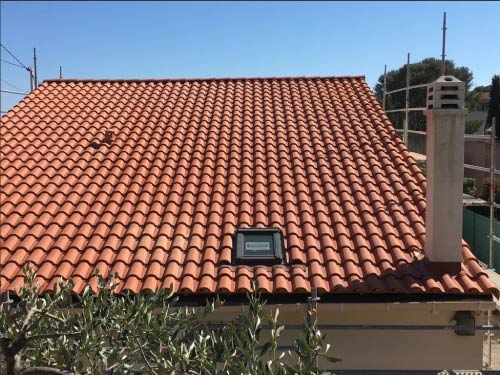 Photo d'une toiture avec cheminée sur laquelle nous avons travaillé